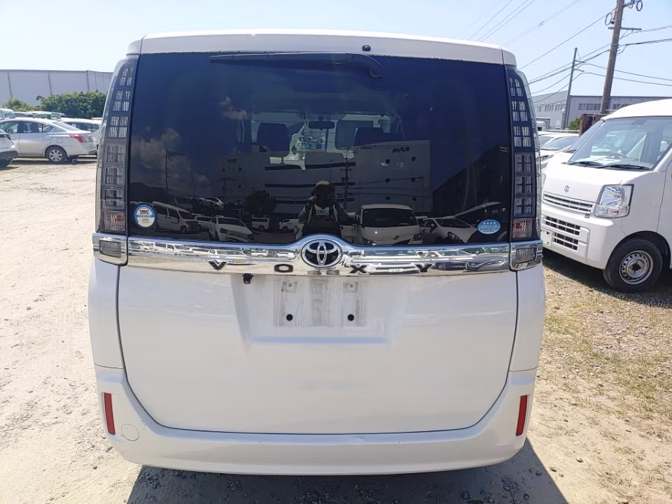 TOYOTA VOXY