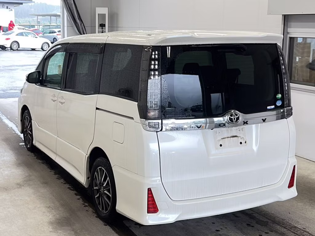 TOYOTA VOXY