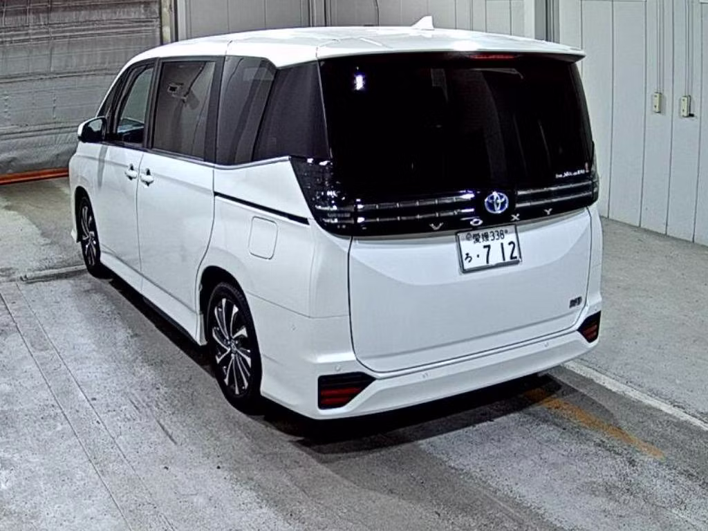 TOYOTA VOXY