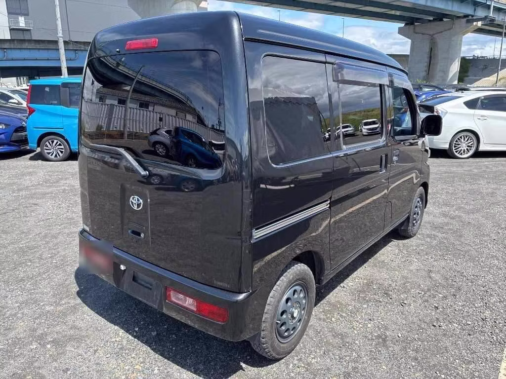 TOYOTA PIXIS VAN