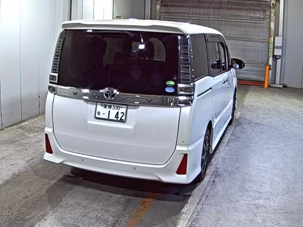 TOYOTA VOXY