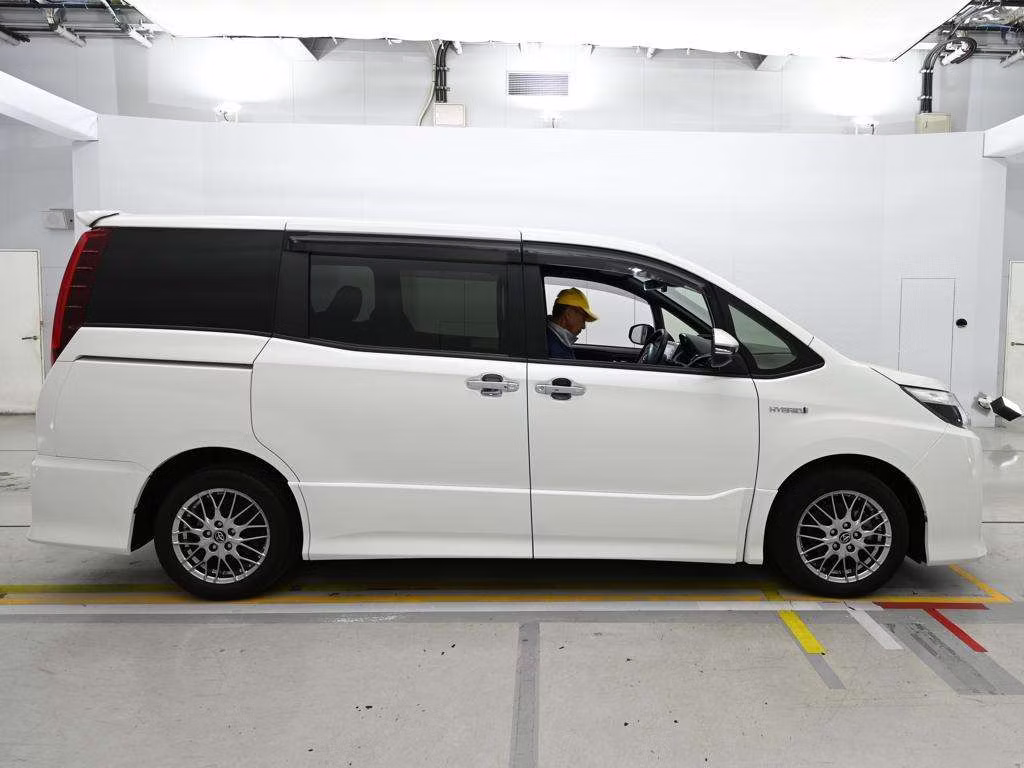 TOYOTA NOAH