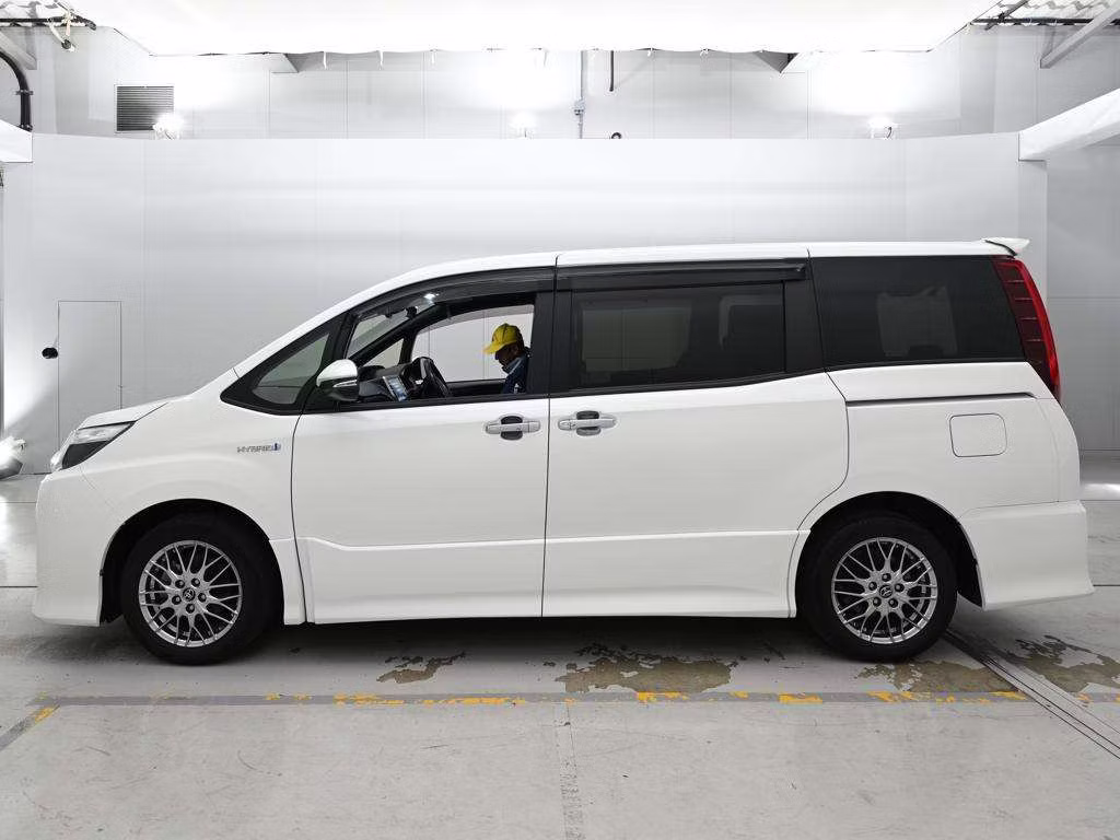 TOYOTA NOAH