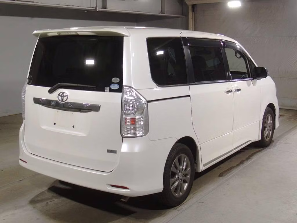 TOYOTA VOXY