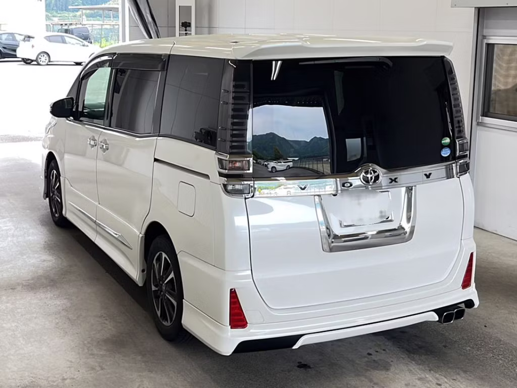 TOYOTA VOXY
