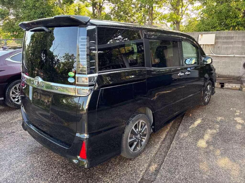 TOYOTA VOXY