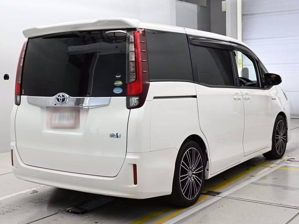 TOYOTA NOAH