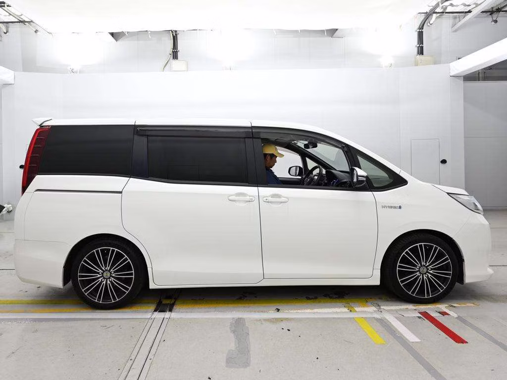 TOYOTA NOAH