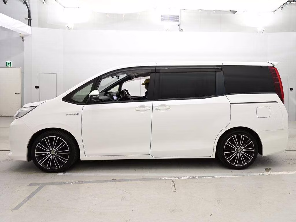 TOYOTA NOAH