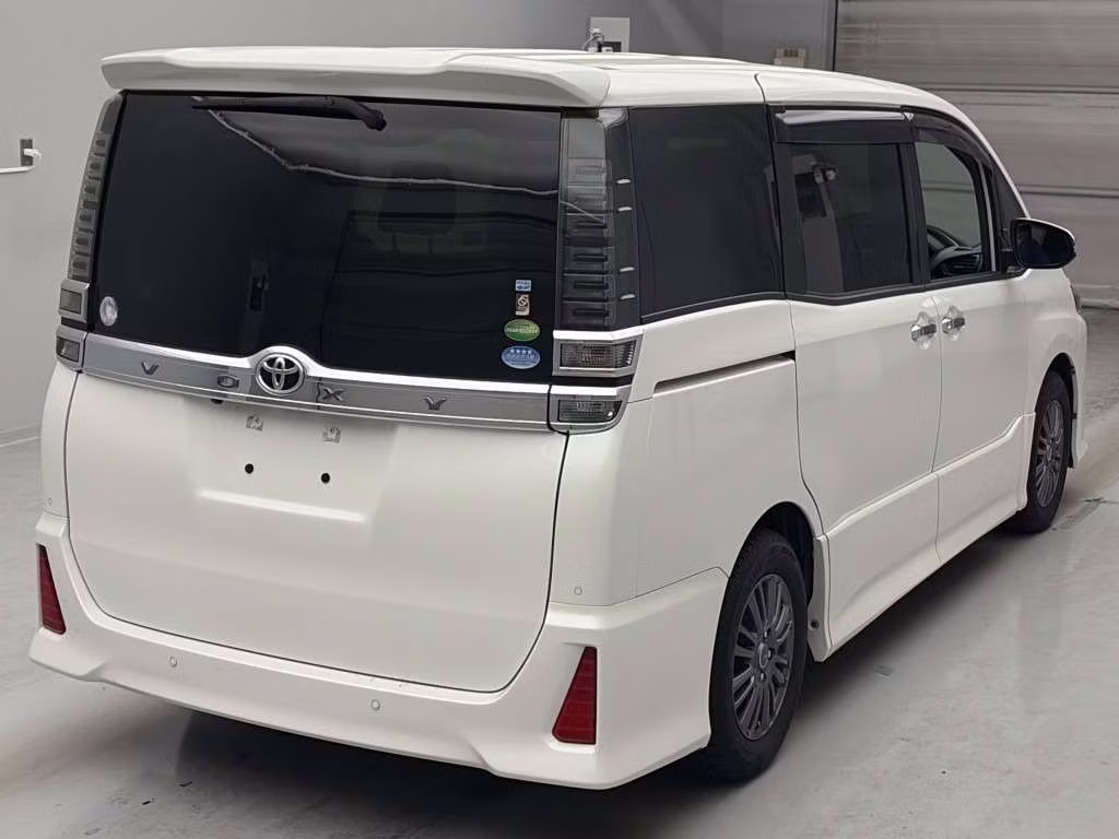 TOYOTA VOXY