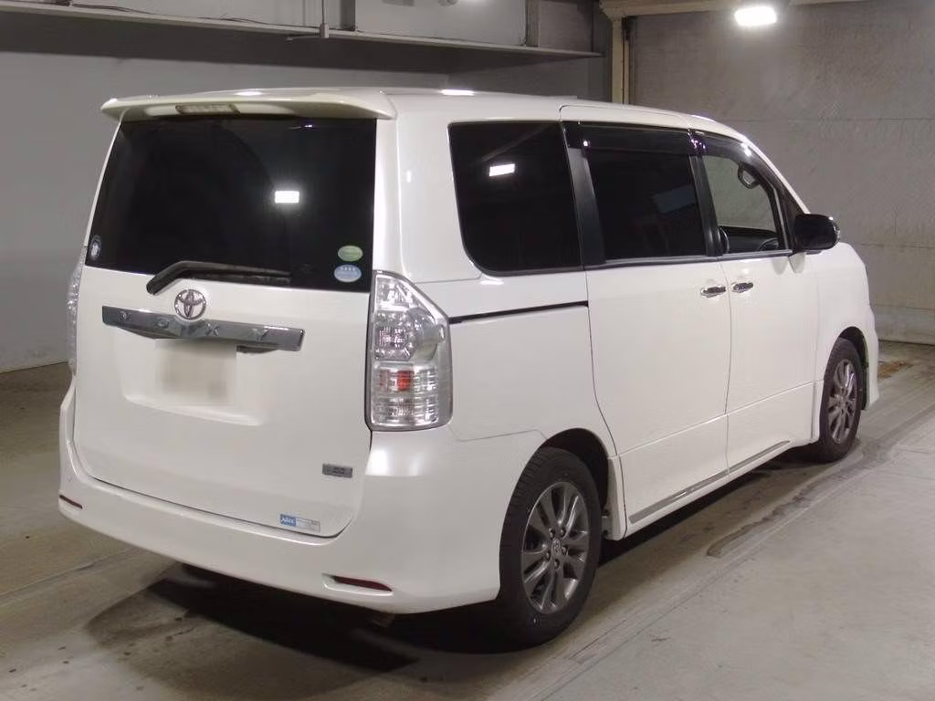 TOYOTA VOXY