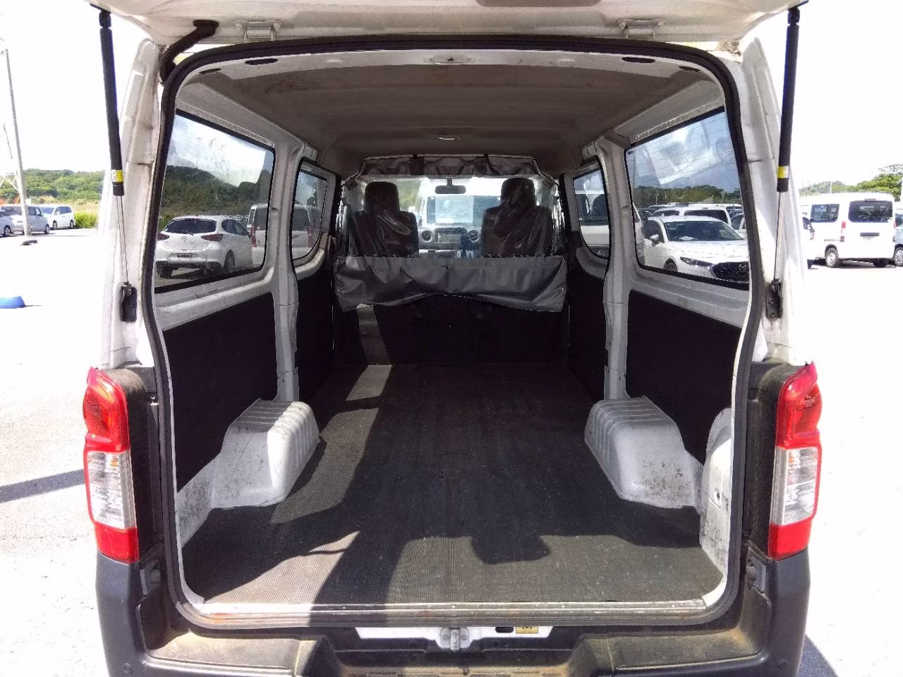 NISSAN NV350 CARAVAN