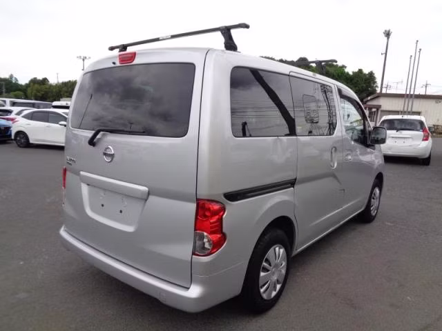 NISSAN NV200