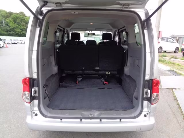 NISSAN NV200