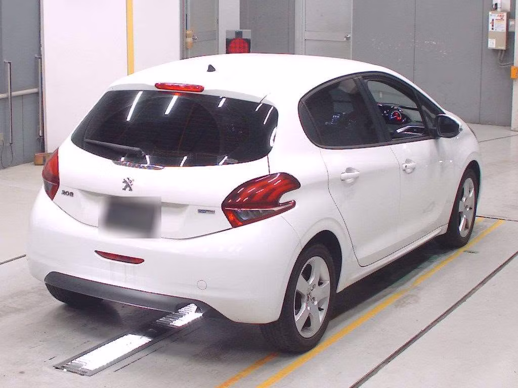 PEUGEOT 208