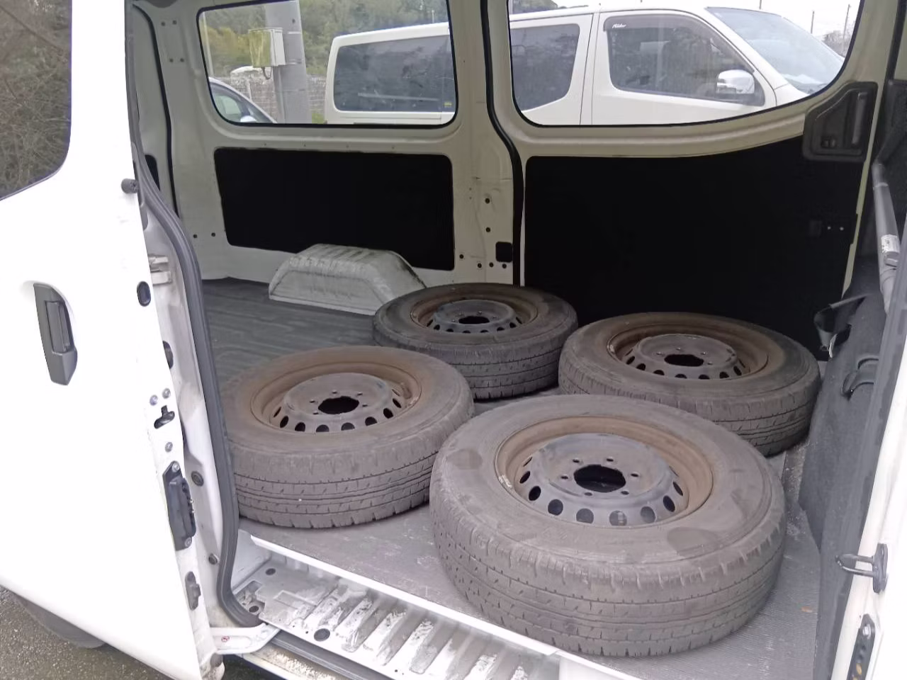 NISSAN NV350 CARAVAN