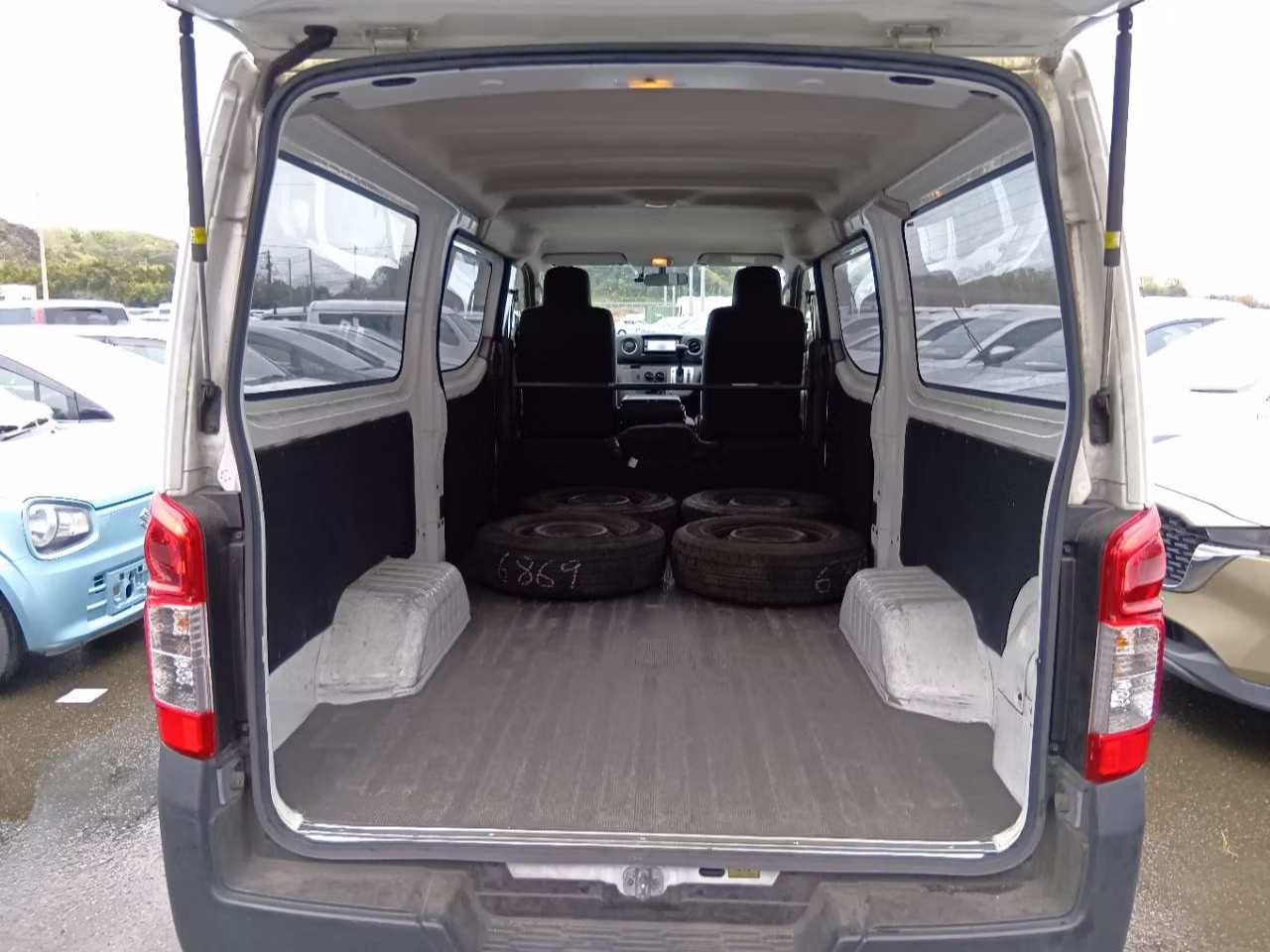 NISSAN NV350 CARAVAN