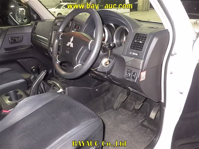 MITSUBISHI PAJERO
