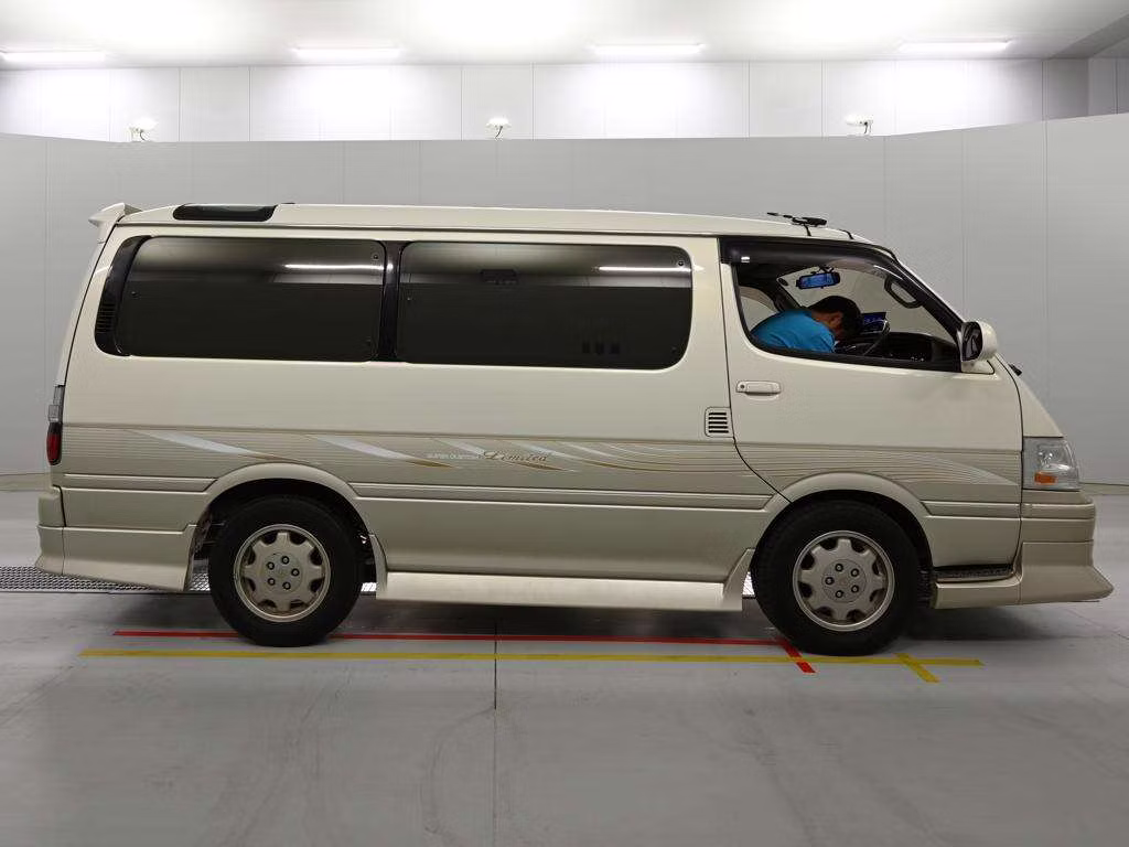 TOYOTA HIACE