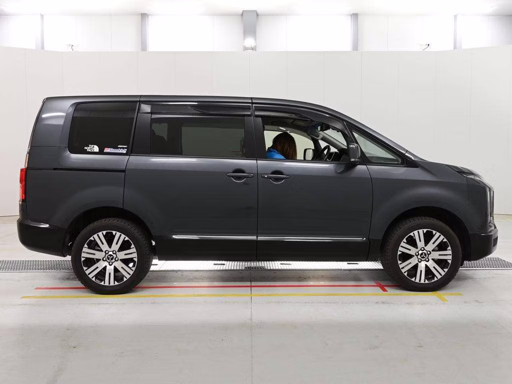 MITSUBISHI DELICA D:5
