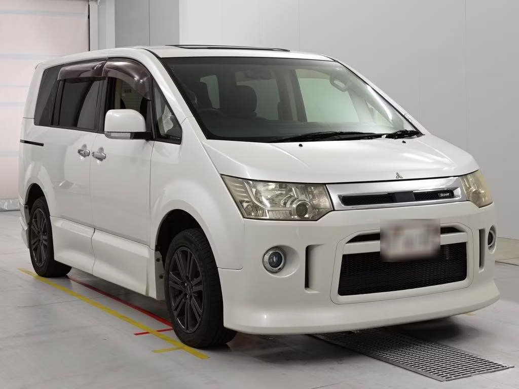 MITSUBISHI DELICA D:5