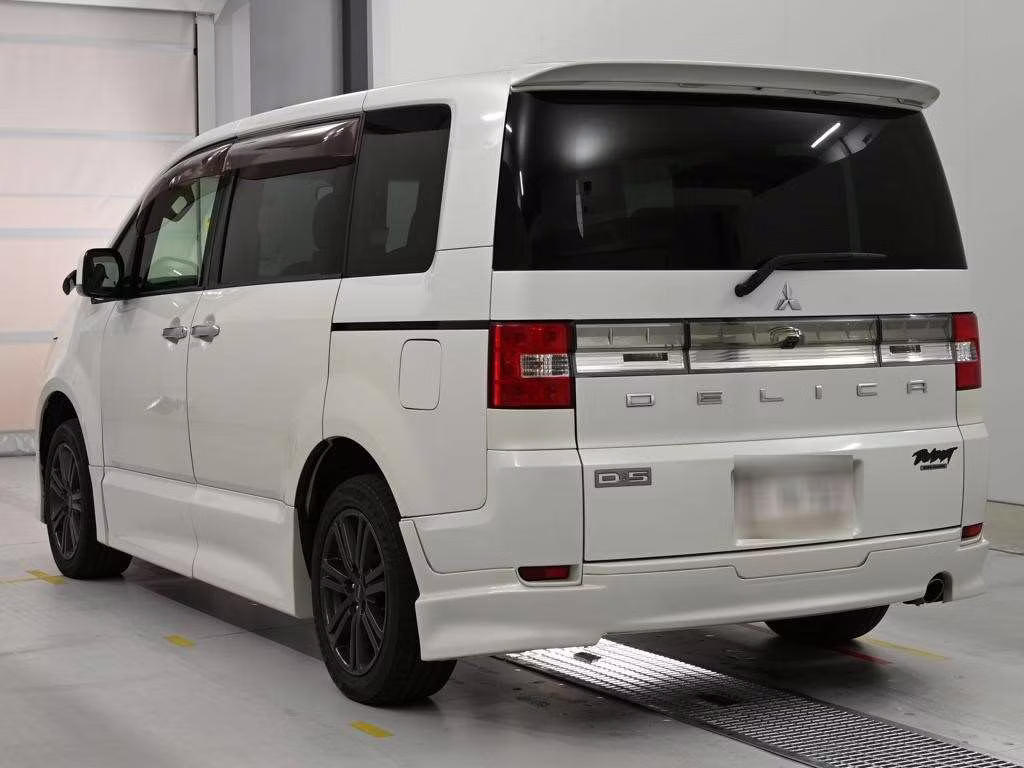 MITSUBISHI DELICA D:5