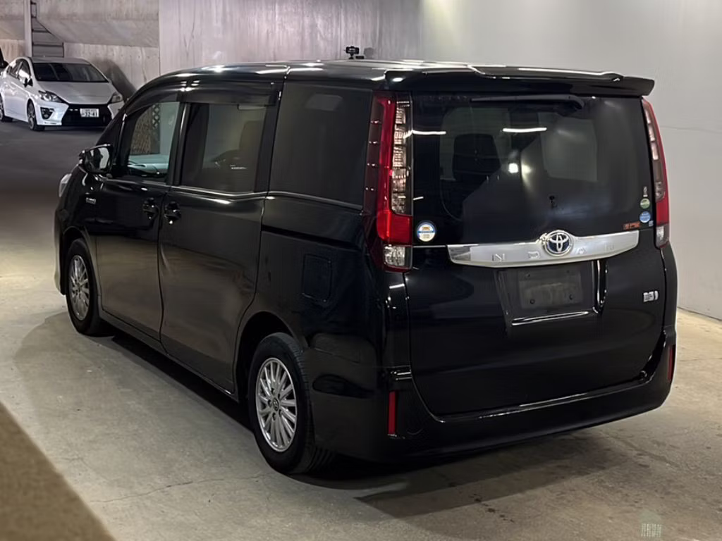 TOYOTA NOAH