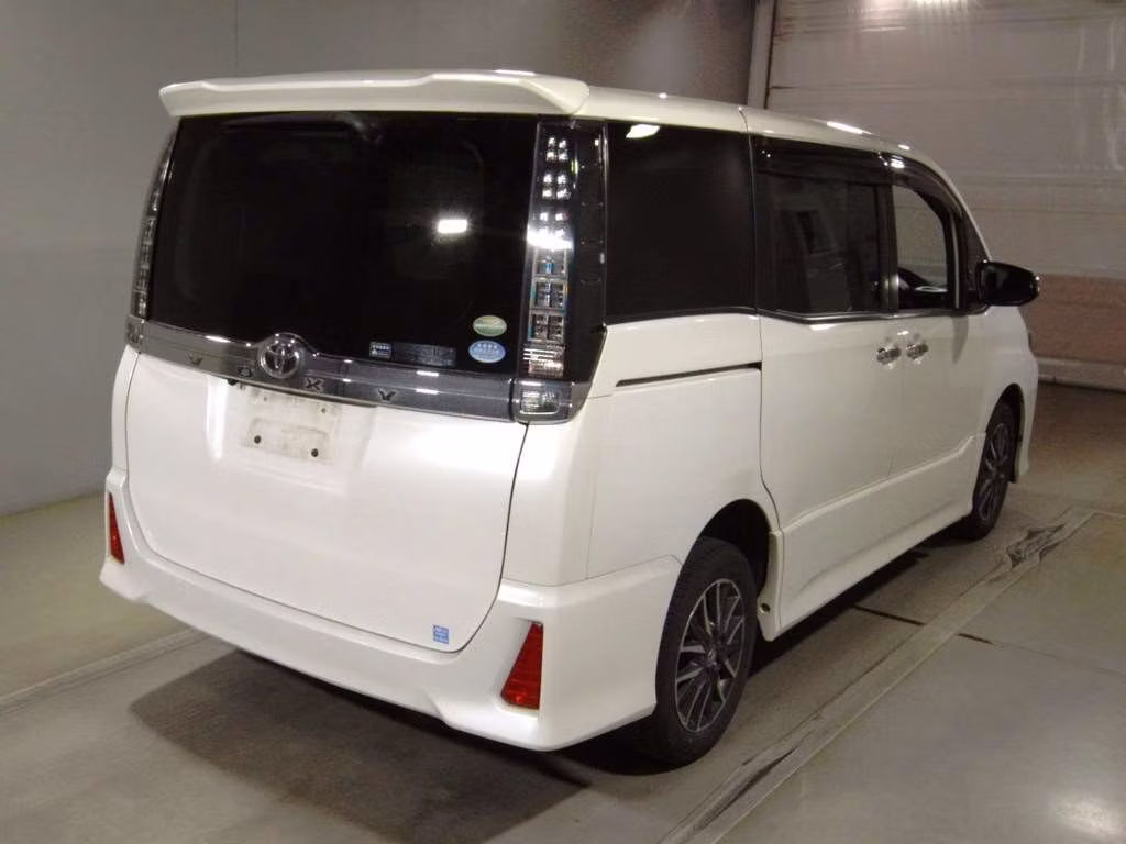 TOYOTA VOXY