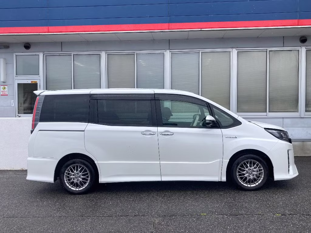 TOYOTA NOAH