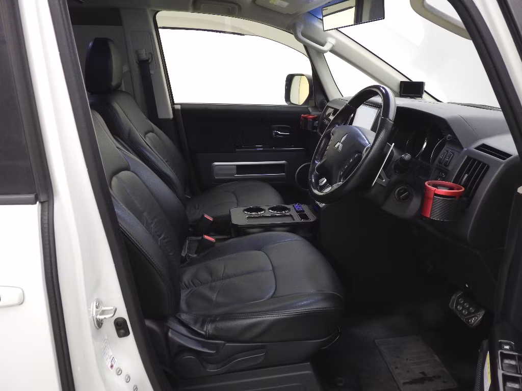 MITSUBISHI DELICA D:5