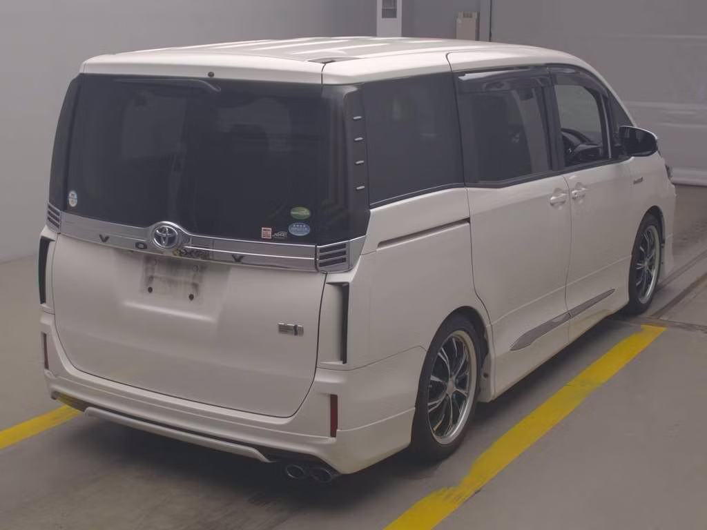 TOYOTA VOXY