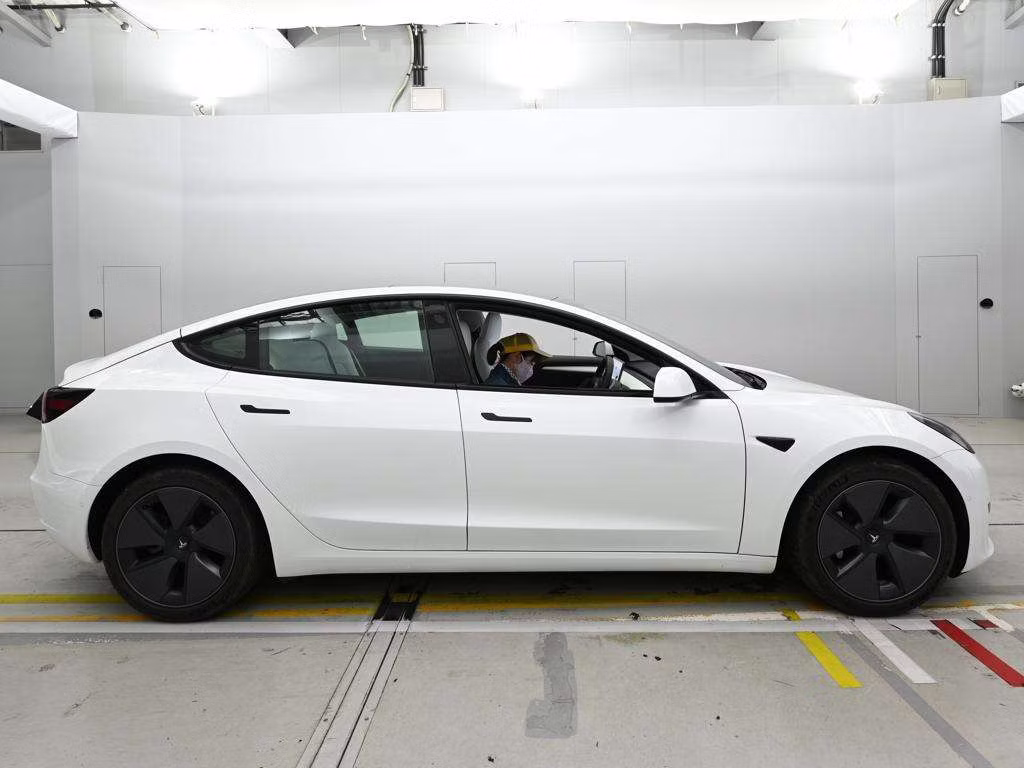 TESLA MODEL 3