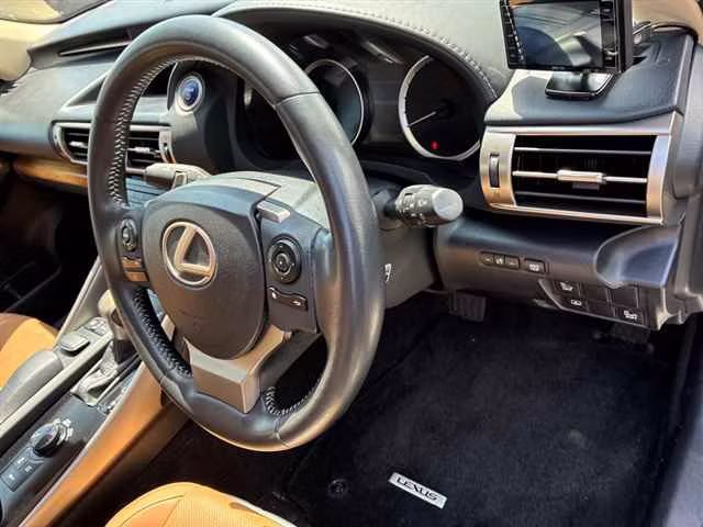 LEXUS IS300H
