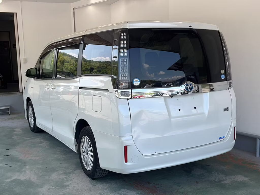 TOYOTA VOXY
