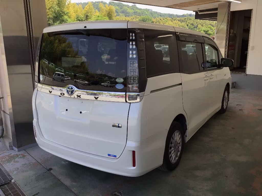 TOYOTA VOXY