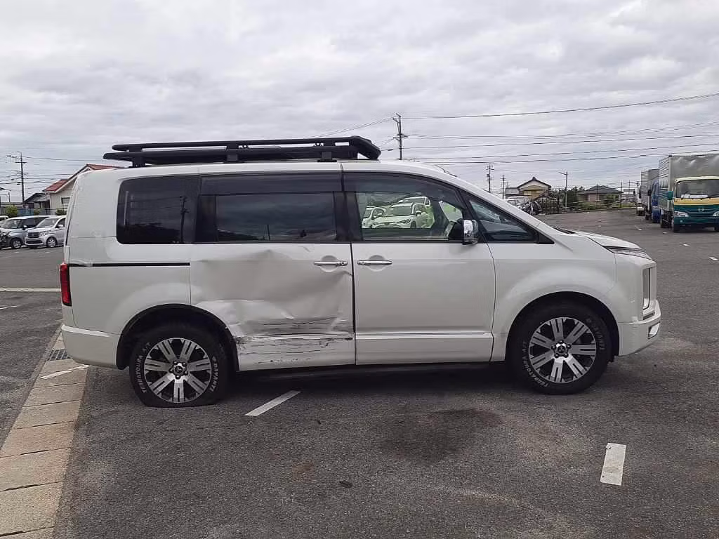 MITSUBISHI DELICA D:5