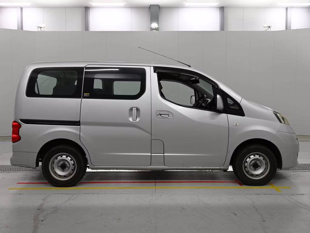NISSAN NV200