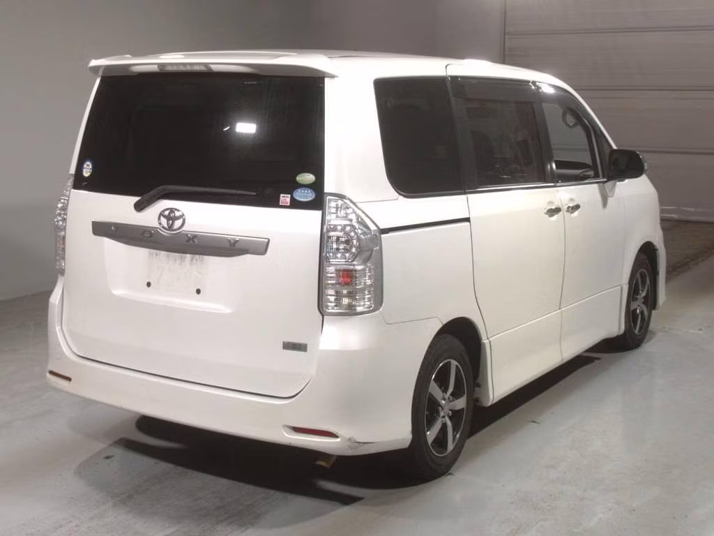 TOYOTA VOXY