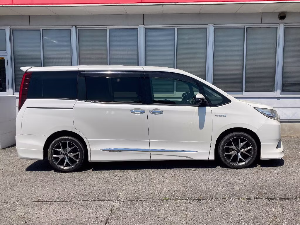 TOYOTA NOAH