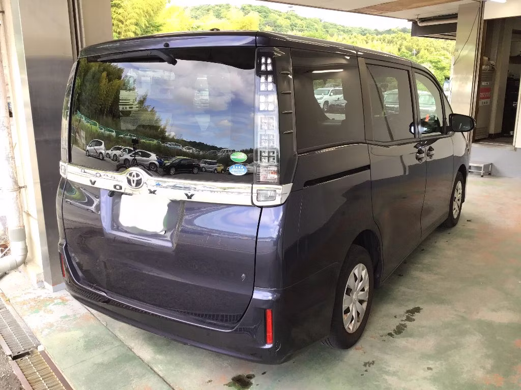 TOYOTA VOXY