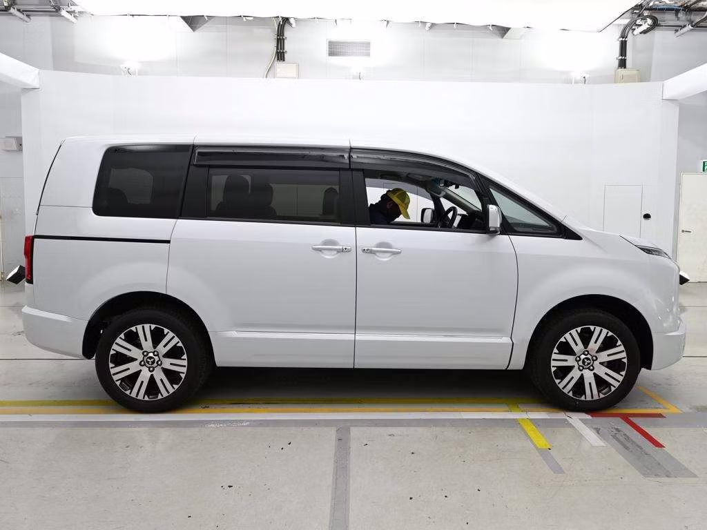 MITSUBISHI DELICA D:5