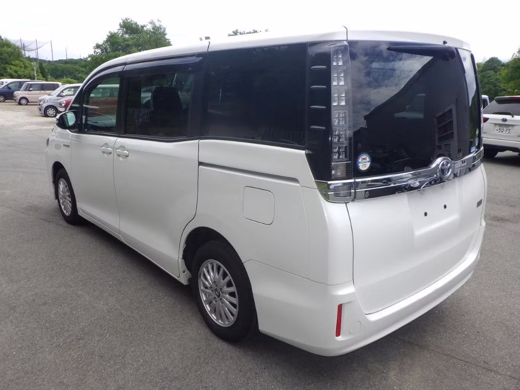 TOYOTA VOXY