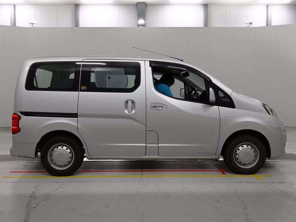 NISSAN NV200