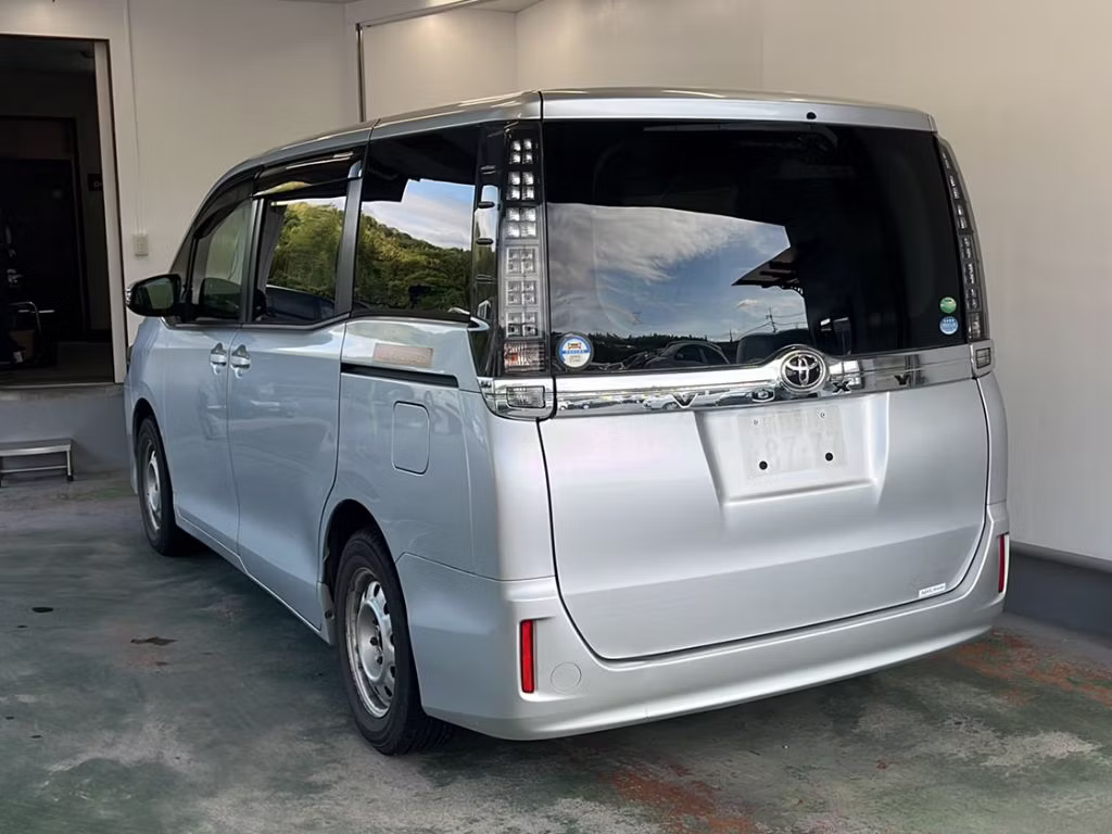 TOYOTA VOXY