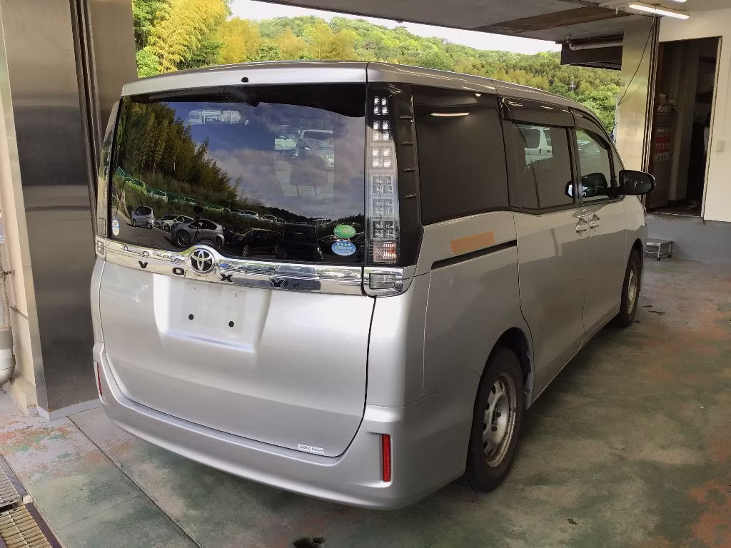 TOYOTA VOXY