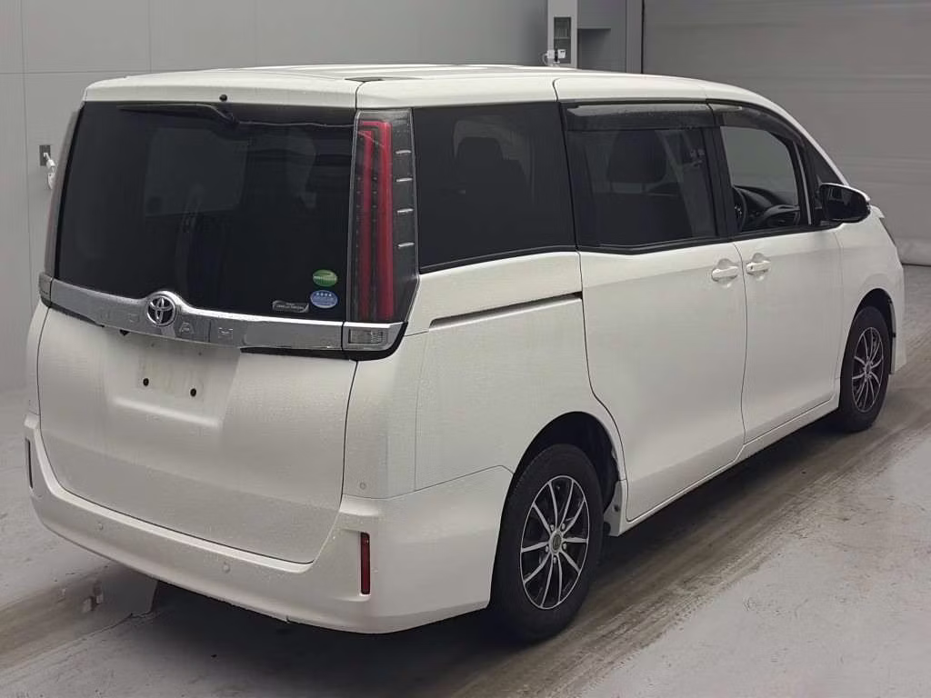 TOYOTA NOAH