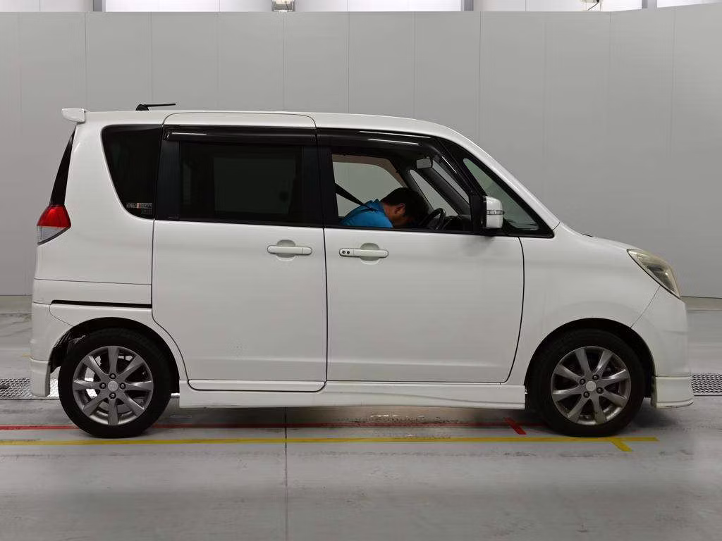 MITSUBISHI DELICA D:2