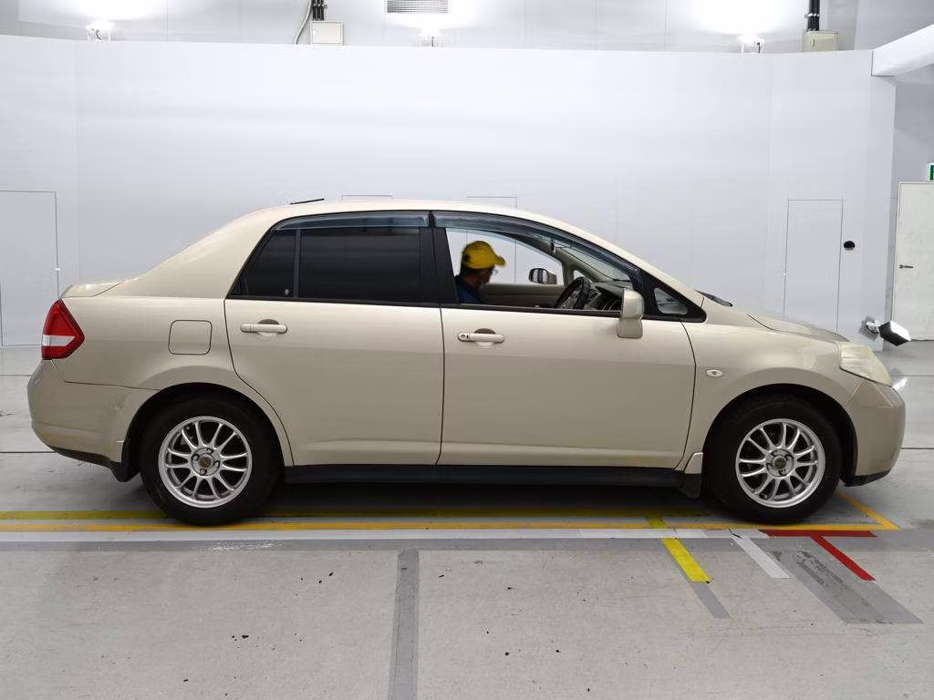 NISSAN TIIDA LATIO