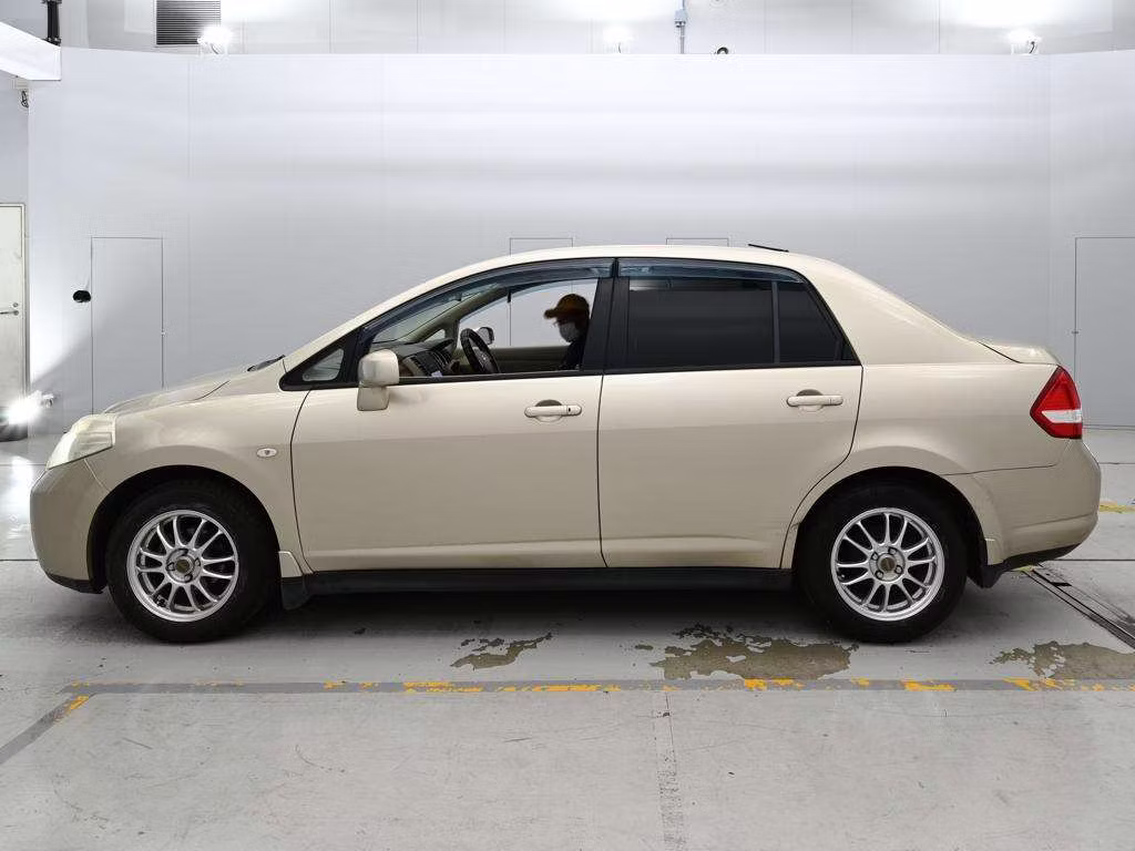 NISSAN TIIDA LATIO