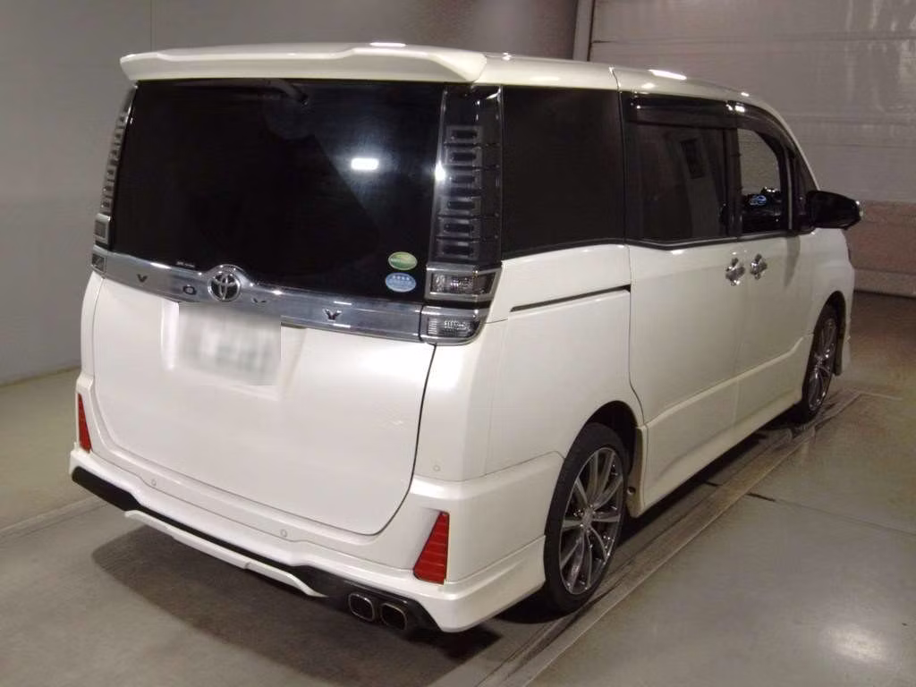 TOYOTA VOXY